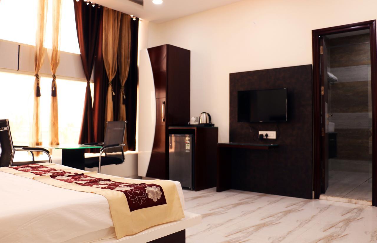Hotel Neelam Moga Ludhiana Exterior foto